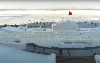 В Китае из снега слепили 50-метровый авианосец (видео)