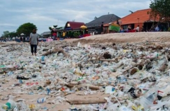 Больше чем фото: самый популярный пляж на Бали превратился в свалку