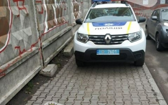 В Киеве "копы" отметились феерической парковкой - "наплевали" на всех: фото