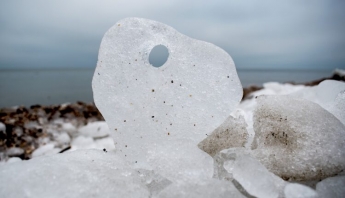 В Запорожской области фотограф показала уникальные снимки замерзших фигур на Азовском побережье (фото)