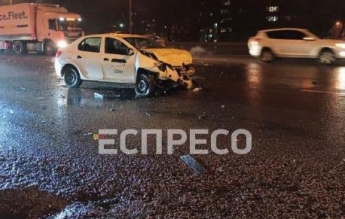 Авто развернуло на 180 градусов: в Киеве произошло жуткое двойное ДТП, фото и видео