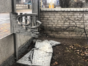 В Запорожской области вандалы повредили школьный забор (фото, видео)