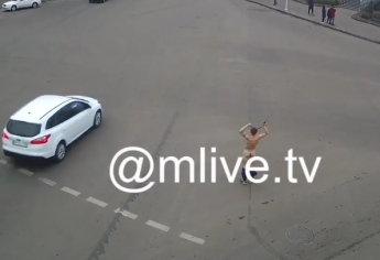 Как в Мелитополе голый неадекват под машины бросался запечатлели камеры наблюдения (видео 18+)