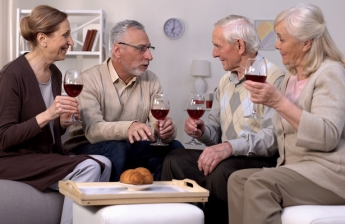 Вино и сыр предотвращают старческое слабоумие: правда или миф 