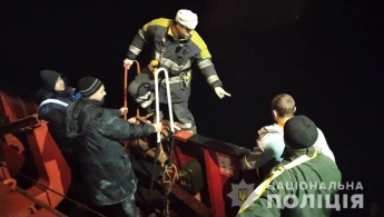 В Запорожье на Хортице горело грузовое судно: механик с ожогами госпитализирован в больницу (фото)