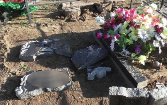 Под Николаевом вандалы осквернили более 100 могил, и даже - своих родственников (фото, видео)