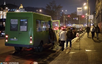 Украинский водитель превратил маршрутку в рождественскую резиденцию: горожане в восторге! (видео)