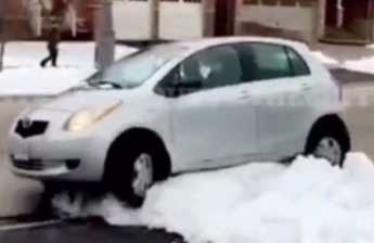 Вор пытался скрыться на авто, но ему помешал снег: видео курьеза