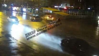 В Днепре на Слобожанском проспекте столкнулись Mitsubishi и Nissan: видео момента ДТП