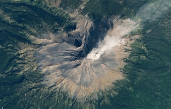 NASA показало фото знаменитого вулкана Попокатепетль - столб пепла поднимается на километры