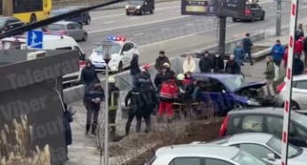 В Киеве водитель вылетел с дороги и пронесся через МАФ и 