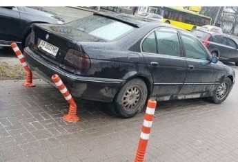 Плевать на людей и запреты: в сети прославили наглого "героя парковки" в Киеве, фото