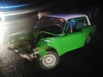 В Запорожье спасатели вырезали водителя из покореженной машины (фото)