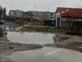 В Мелитополе затопило улицу – завтра будет каток (видео)