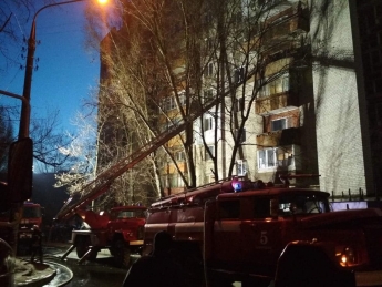 Жители многоэтажки в Запорожье оказались в ловушке во время пожара (фото)
