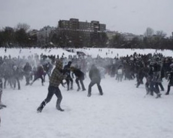 Жители Мадрида обрадовались снегу и устроили 