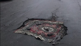 Яму на дороге в Черкассах закрыли расписным мягким ковром. Фото