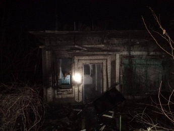 В Запорожье в сгоревшем доме обнаружен труп мужчины: личность его не установлена (фото)