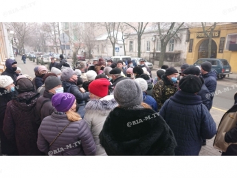 В Мелитополе под исполкомом собрался народ – второй день тарифного Майдана (видео)