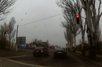 Иногда спасает только чудо - как в Мелитополе водители перекрестки проезжают (видео)