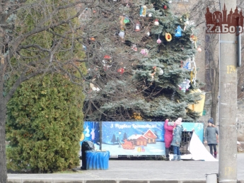 В Запорожье у районной елки дети сорвали баннер (фото)