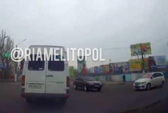На центральном проспекте в Мелитополе ВАЗ столкнулся с Мерседесом (видео)