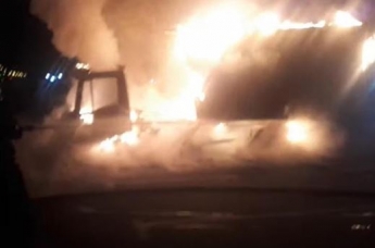 В Киеве ночью сгорел грузовой автомобиль (видео)