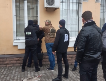 В Запорожской области на взятке задержали военного прокурора (фото)