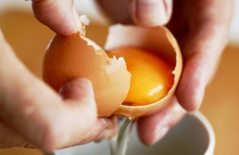 Что происходит с яйцом в нашем желудке, если есть его сырым 