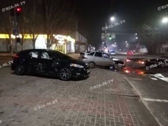 В Мелитополе жуткое ДТП – неуправляемое авто от удара вылетело на тротуар с пешеходами (фото, видео)