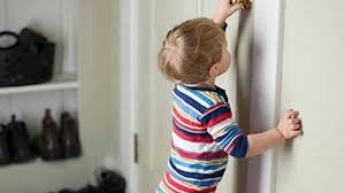 В Мелитополе двухлетний малыш закрылся в квартире