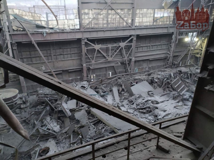 В Запорожье в цеху ферросплавного завода обвалилась крыша (фото)
