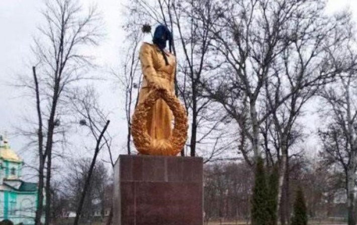 На Полтавщине надругались над памятником погибшим во Второй мировой (фото)
