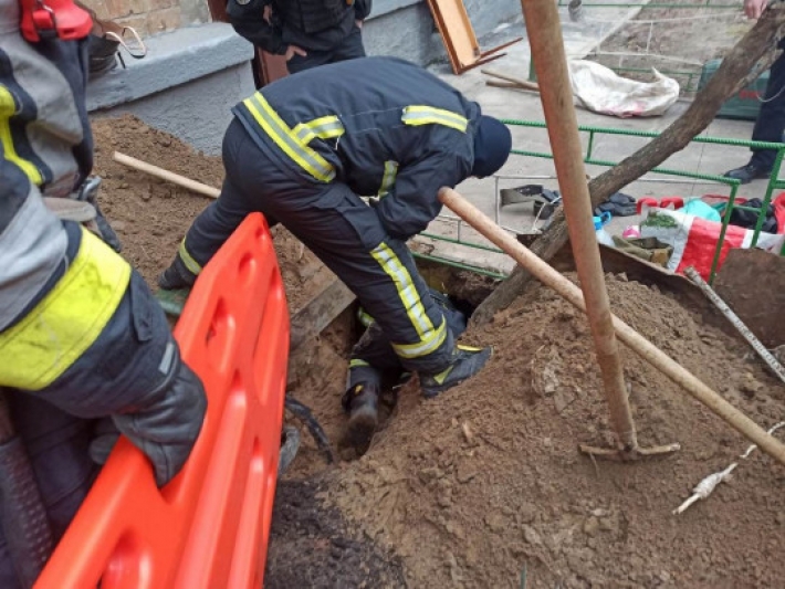 В Киеве насмерть завалило человека землей (фото)