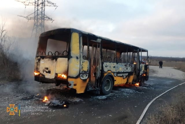 В Днепре на ходу загорелся автобус: видео момента