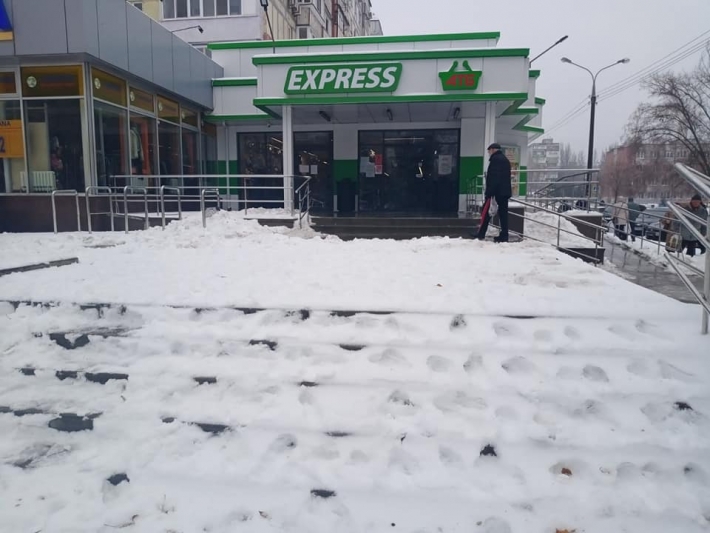 В Запорожье составили админпротокол на супермаркет за неубранный снег (фото)
