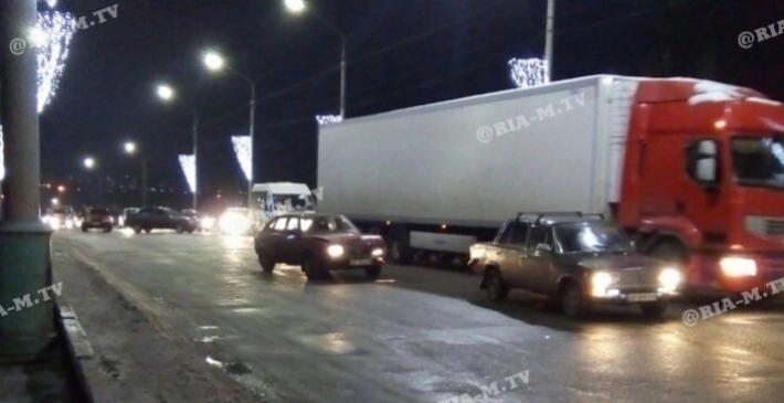 Автотрэш - в Мелитополе на мосту столкнулись сразу 14 машин (видео, фото)