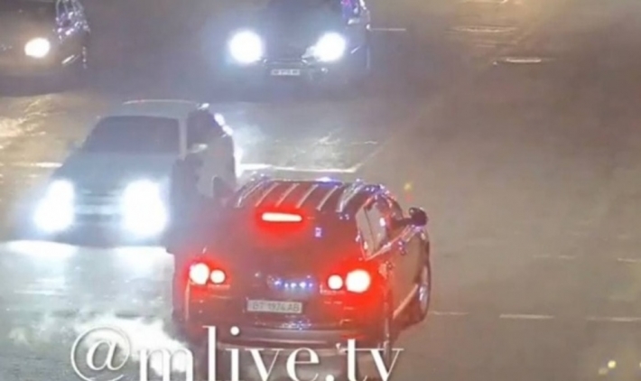 В Мелитополе пешеходы, которых едва не сбил водитель-хам, устроили разборки на дороге (видео)