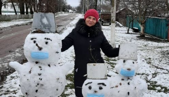 В Украине слепили забавных "коронавирусных" снеговиков: фото