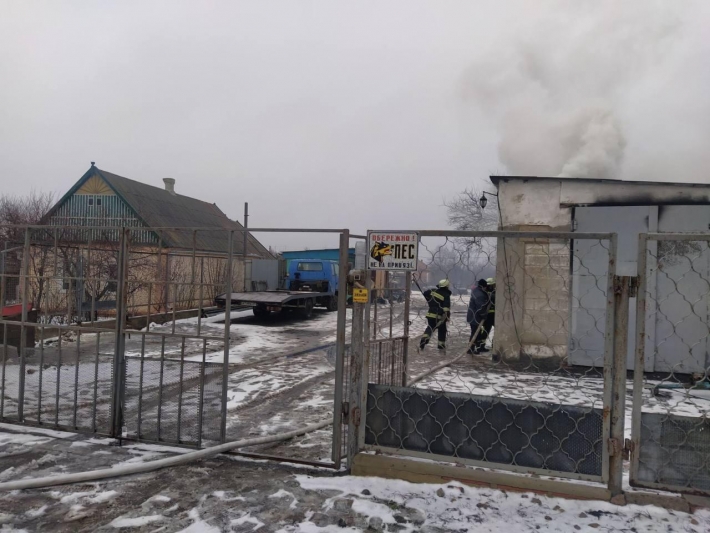 В Запорожской области горел гараж (фото)
