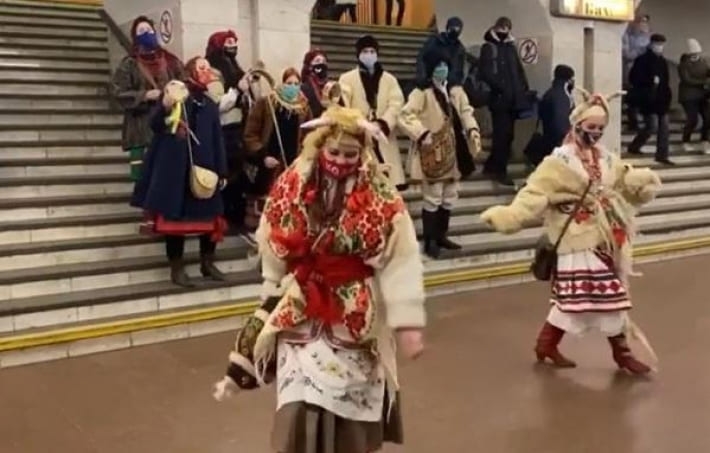 В метро Киева вертеп "водил козу" (видео)