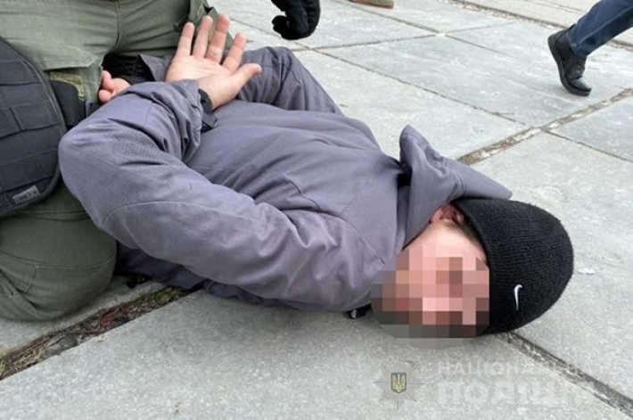 «Представился блогером»: в Киеве мужчина отобрал у детей мобильные телефоны