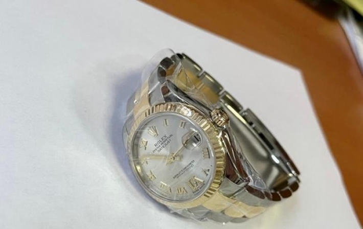 В Борисполе изъяли золотые часы с бриллиантами (фото)