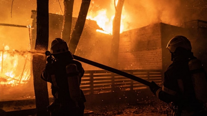 В центре Киева вспыхнул сильный пожар - столб дыма виден издалека: видео