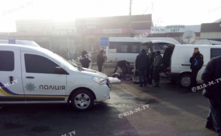 В Мелитополе возле рынка мужчина умер на глазах у прохожих (фото, видео)