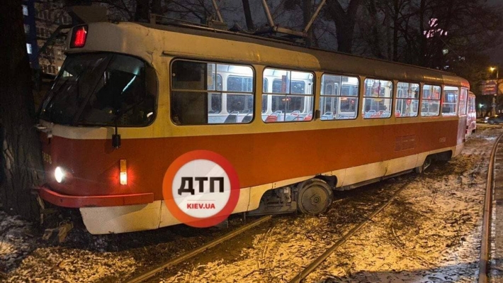 В Киеве сошел с рельсов трамвай (видео)