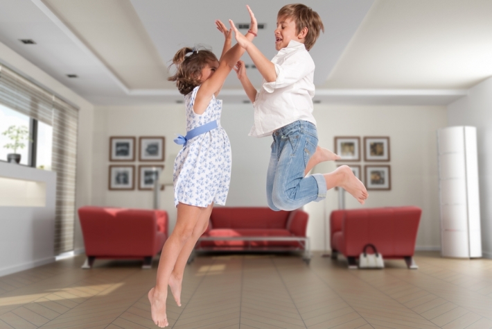 Дистанционный трэш - школьники дома отрабатывают прыжки и бег в квартирах (фото)