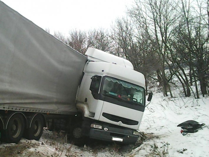 В Запорожской области грузовик вылетел в кювет