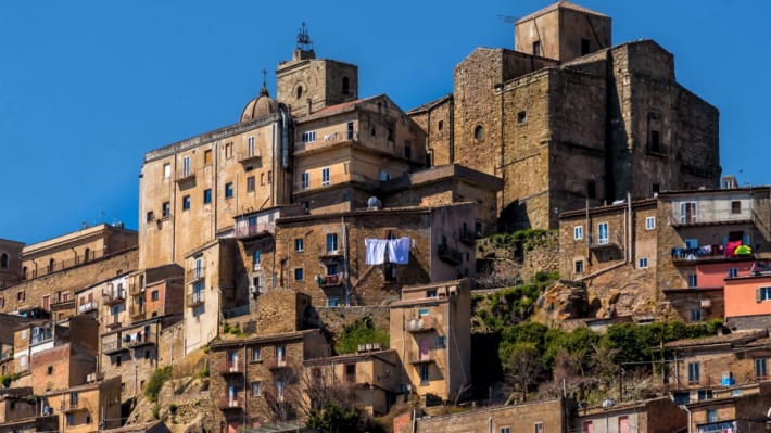 Итальянский город продает старые дома за 1 евро и доплачивает за их ремонт