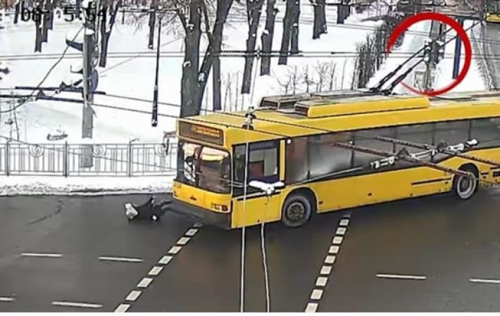 Троллейбус сбил женщину на переходе в Киеве (видео)